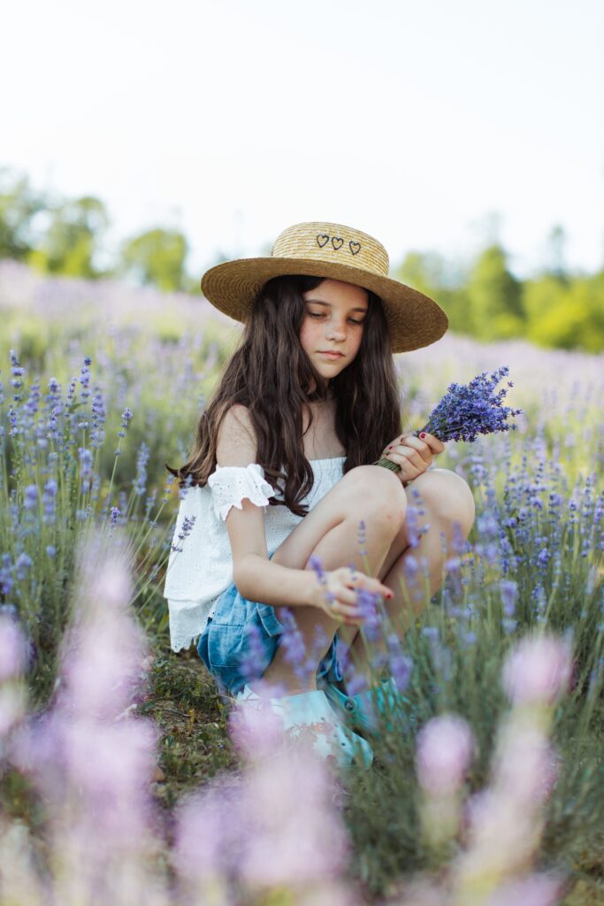 niña explorando en campo de flores