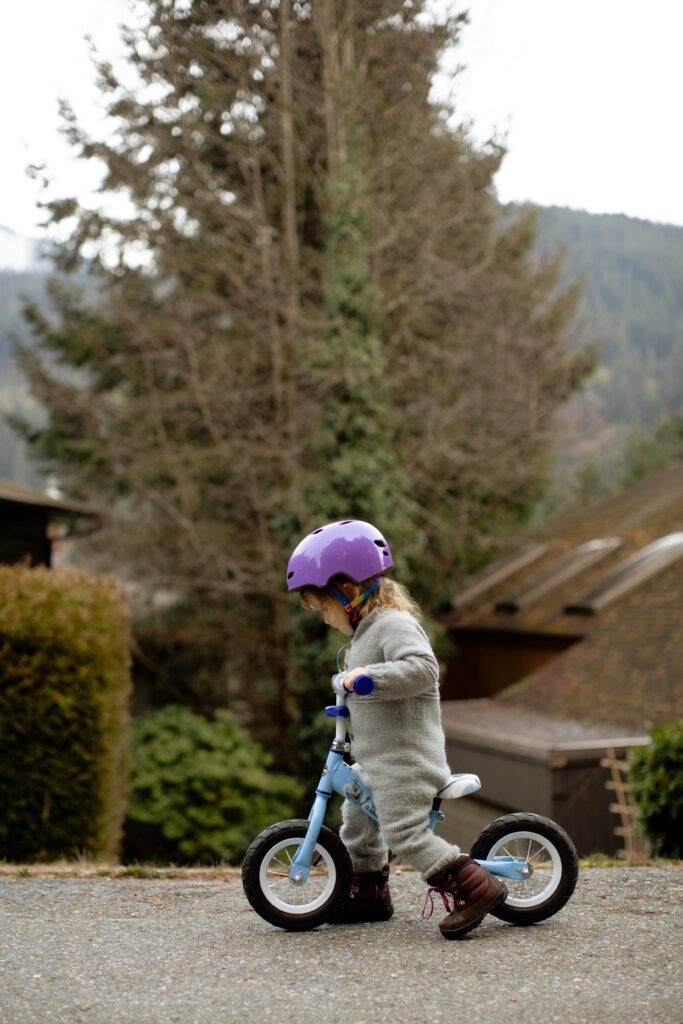 niña pequeña con casco en bicicleta 