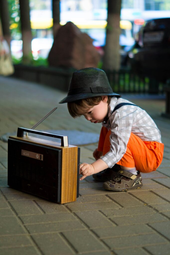 niño jugando con una radio